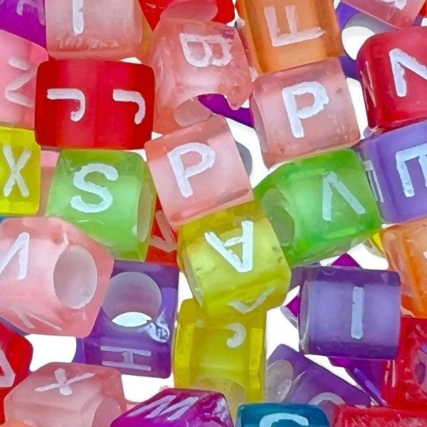 Acryl letterkralen vierkant multicolo-wit 7mm - 50 stuks
