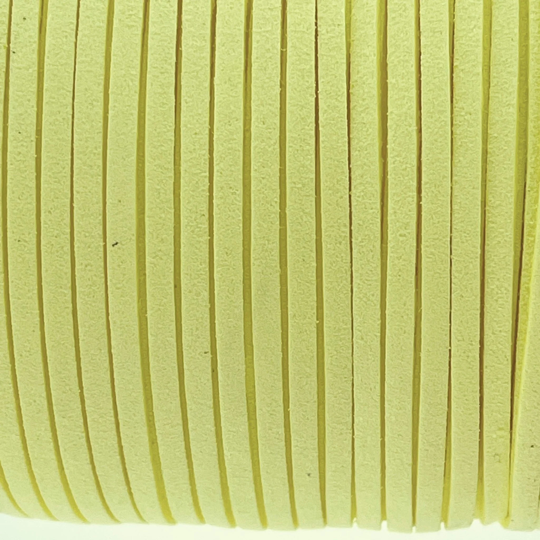 Imitatie suede lichtgeel 3x1,5mm - 2 meter