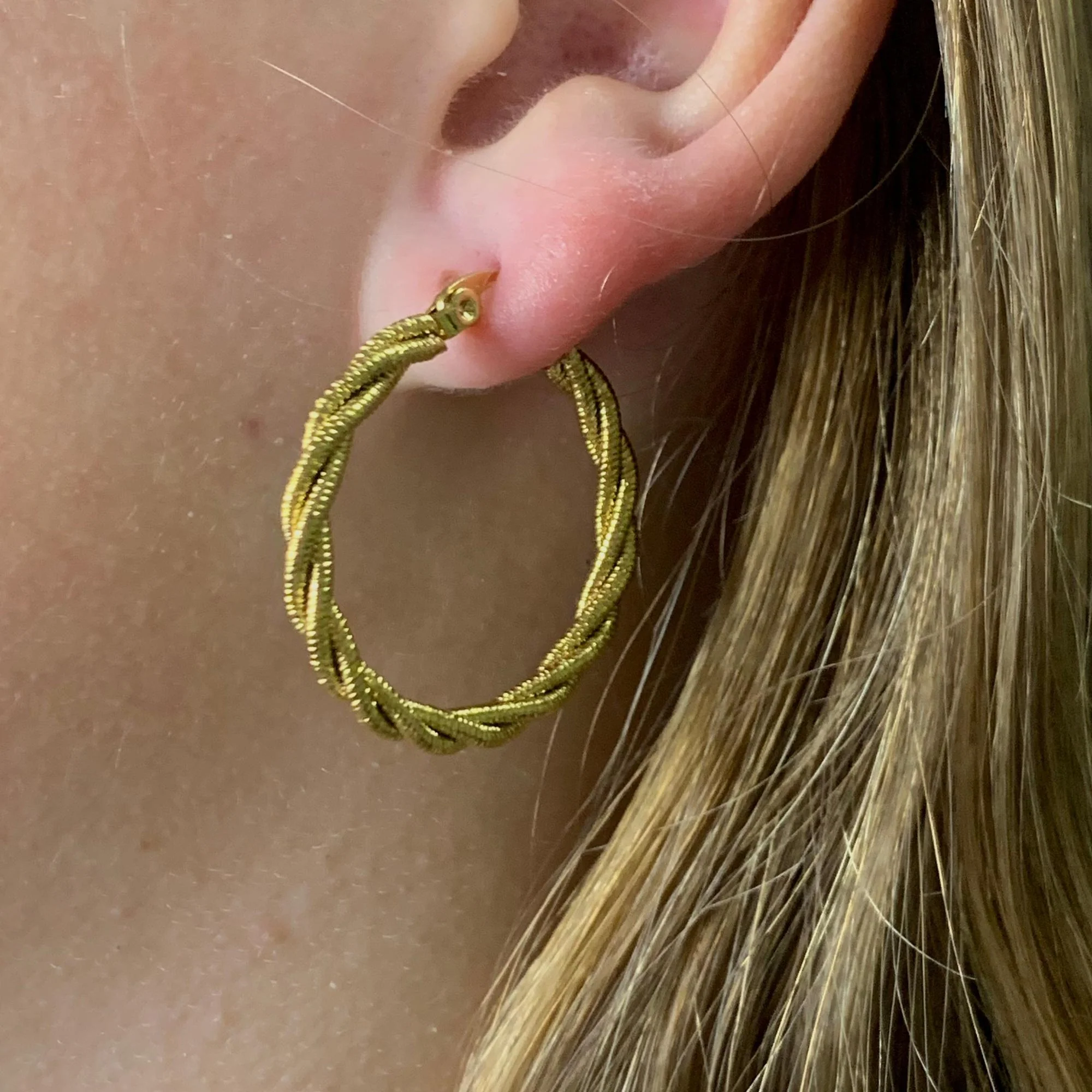Oorbellen hoop goud stainless steel 15mm - Image 3