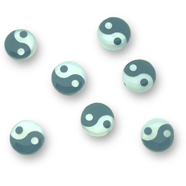 Platte zoetwaterschelp kraal met zwart YinYang 6mm