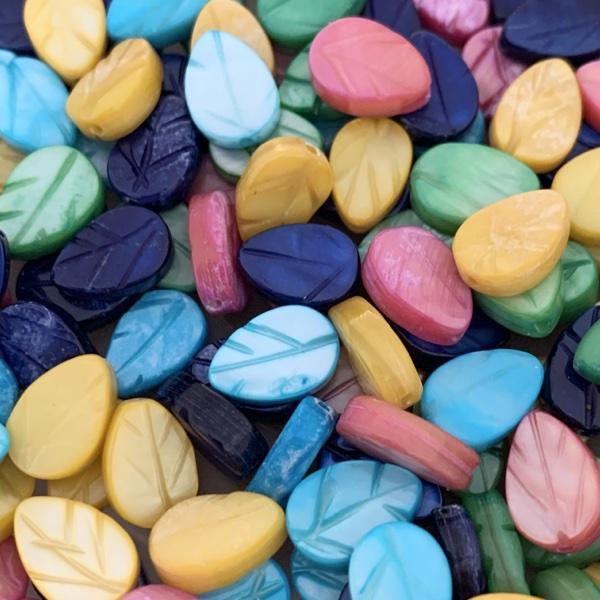 Zoetwaterschelp kraal blad mix 10x7mm - 4 stuks